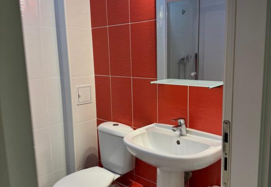 Baie 1 536x370 - V&acirc;nd garsonieră cu loc parcare teran l&acirc;ngă metrou Nicolae Teclu