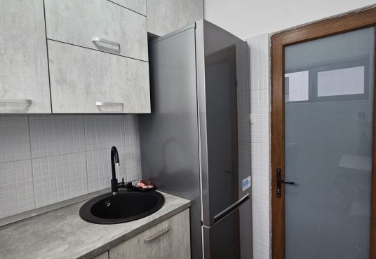 WhatsApp Image 2026 01 07 1 536x370 - Vand Garsoniera Str Traian Pitesti